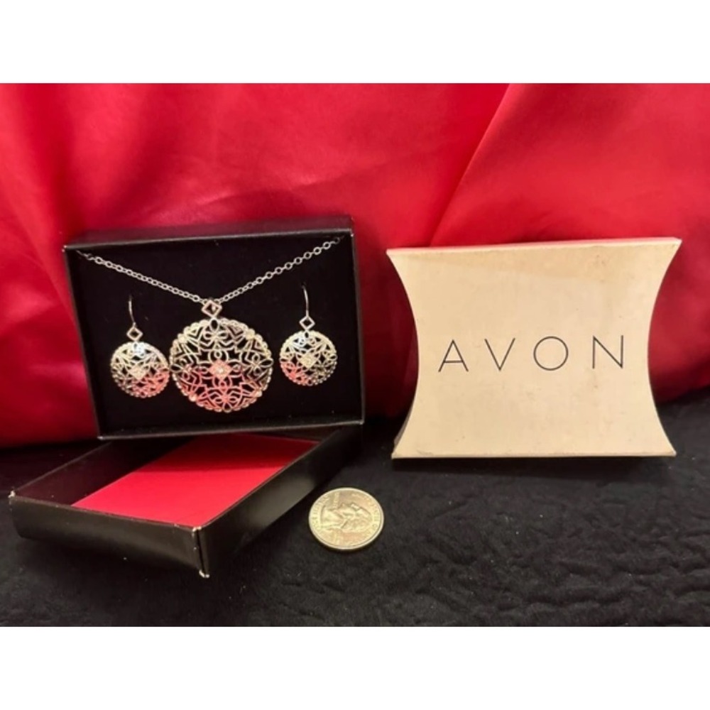 Avon Silver Tone Filigree Medallion Necklace and Earring Jewelry Set Rhinestone